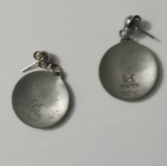 Kirk Pewter 317-10 Vintage Floral Medallion Earrings - Picture 4 of 4